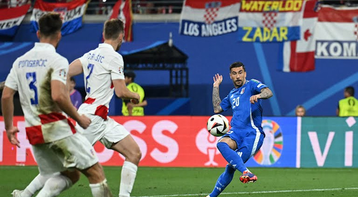 শেষ মুহূর্তের গোলে শেষ ষোলোয় ইতালি